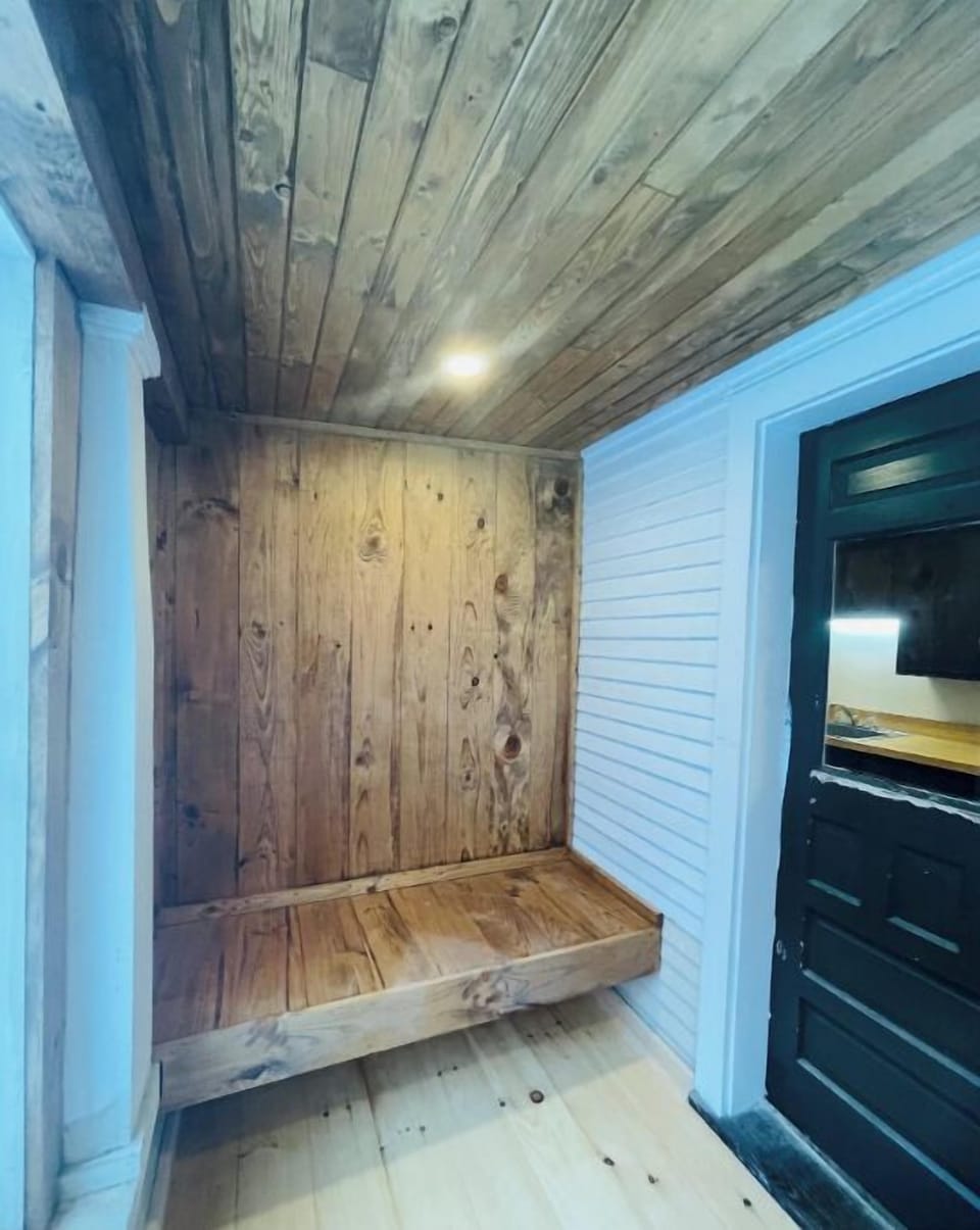 Mudroom/Entrance vestibule
