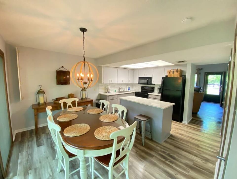 Dining Area & Kitchen