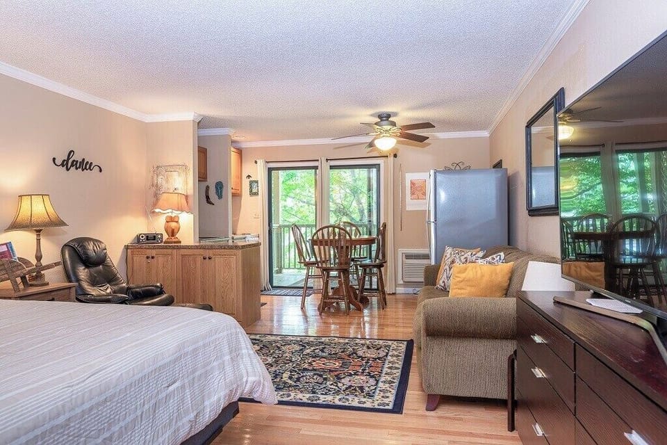 Walking into this Villa, you'll first notice the tasteful decor with plenty of room for two to four guests.