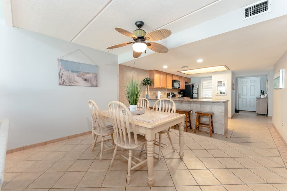 Our dining table and brunch bar are in the perfect spot for entertaining while you whip up snacks. Bring your appetites to SPI!