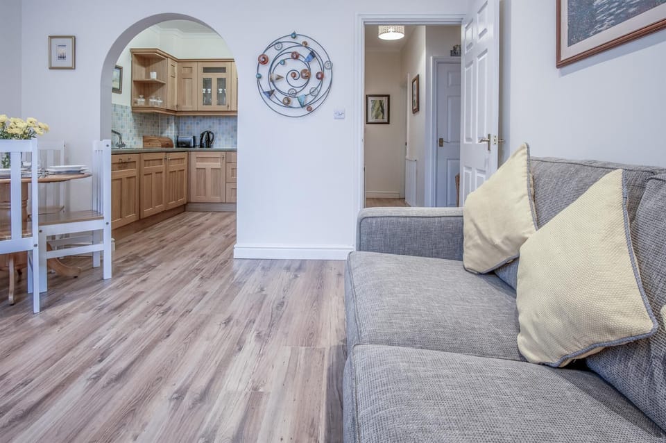 Arcadia - 1 Bedroom Apartment - Tenby (8002)