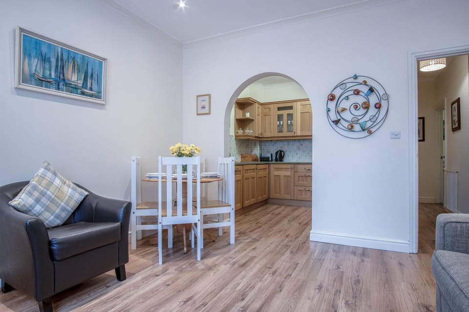 Arcadia - 1 Bedroom Apartment - Tenby (7990)
