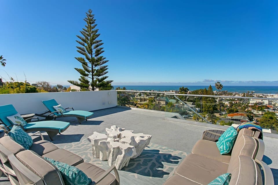 900 sq ft deck 
OMG VIEWS FOREVER!!