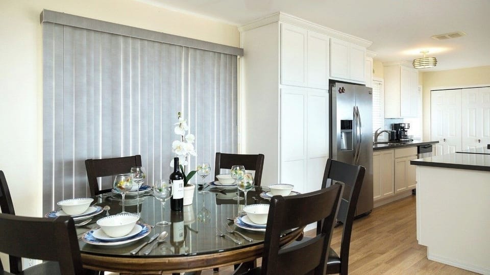 Dining table sits 6