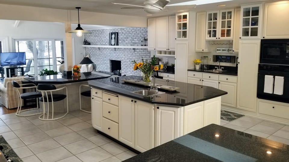 Large eat in kitchen: Sub-zero fridge/freezer + 2 ovens