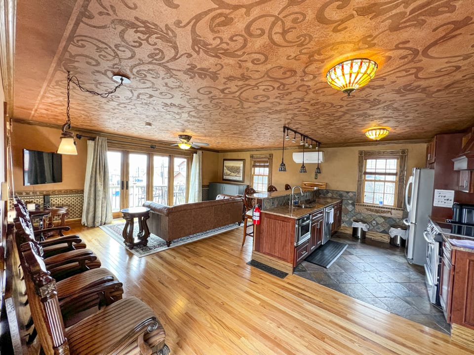 Luxurious high-quality materials & traditional Italian architectural touches