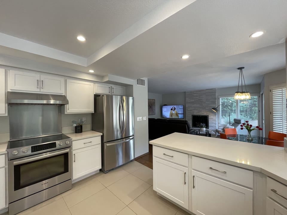 Ideal setup for families, meals, entertaining, or casual breakfasts at home