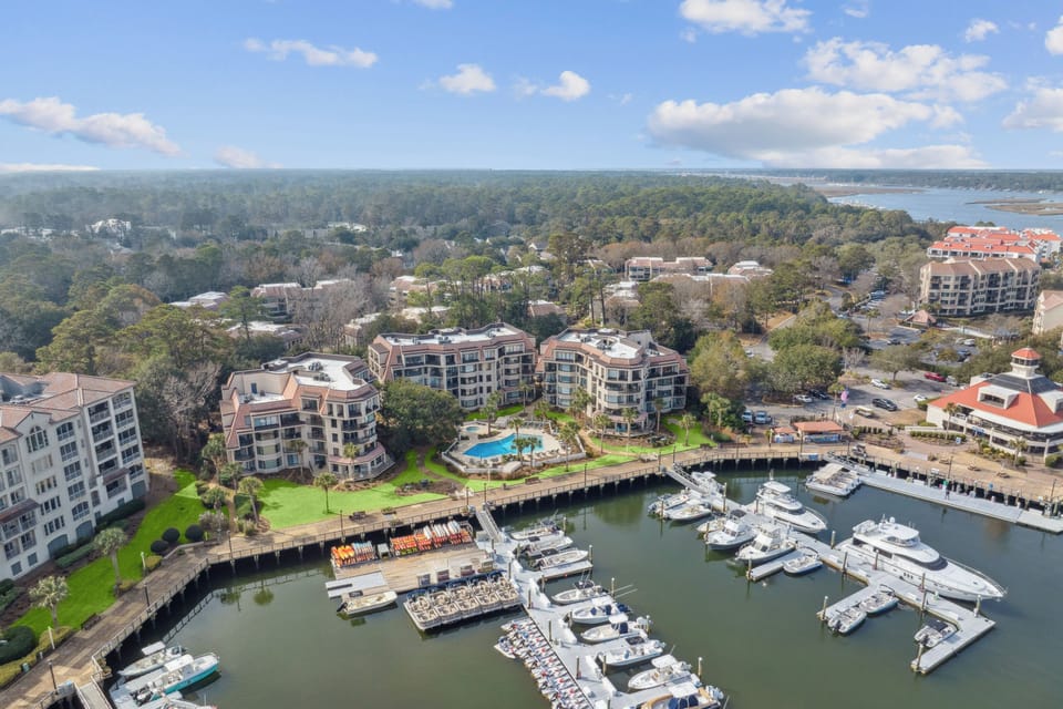 Yach Club Harbour
