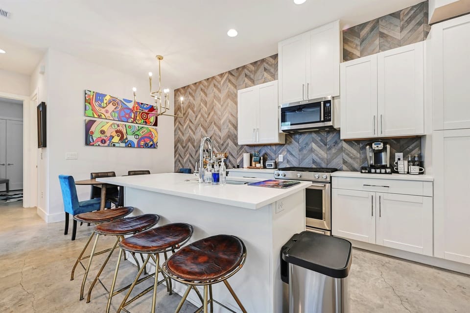 Our kitchen is fully equipped with everything you need to make a delicious meal. There is additional seating on the kitchen island, so you can eat together or have a few guests over.