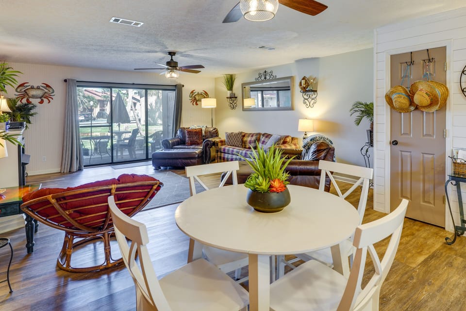 Dining Area | Dishware & Flatware Provided | Breakfast Bar