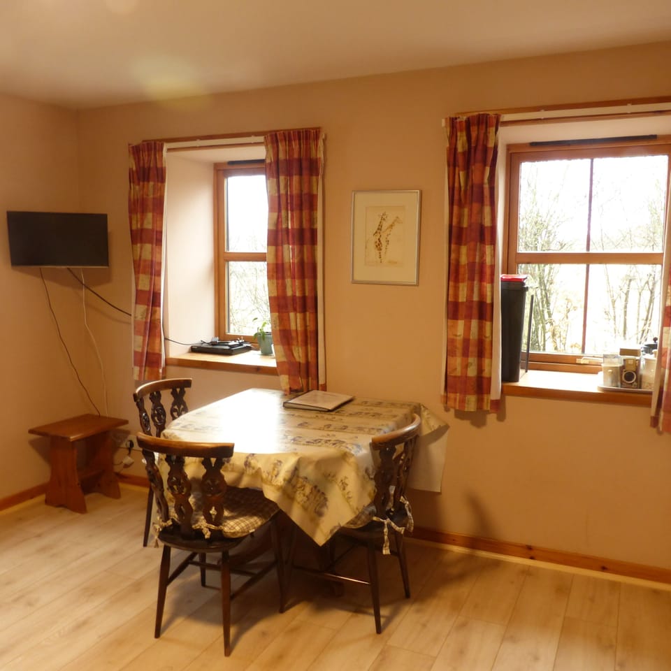 Dining area, the table can be extended