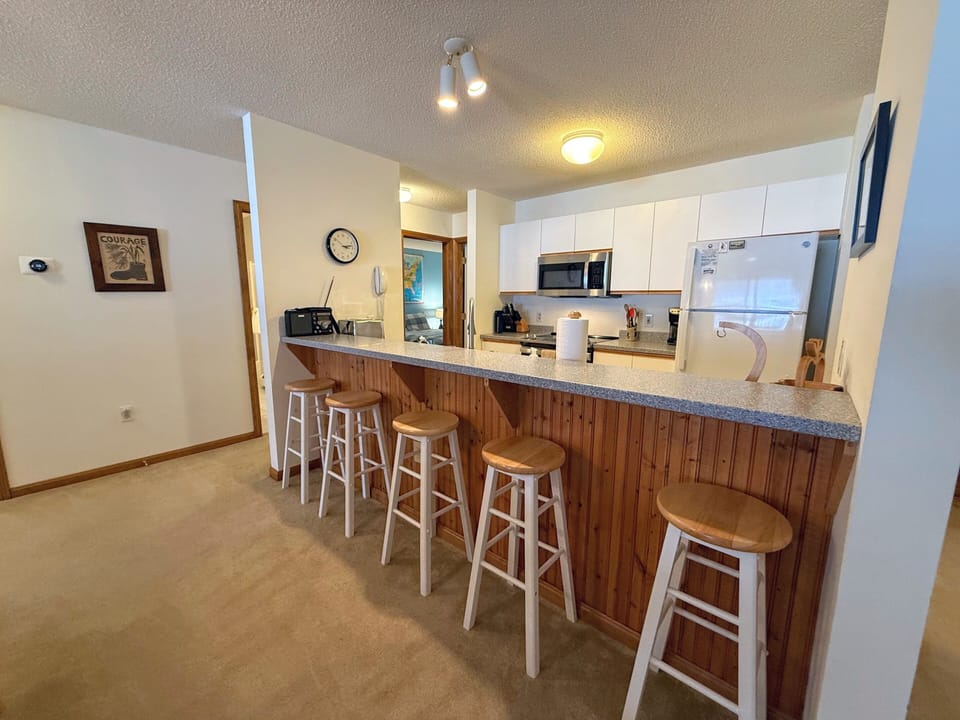Kitchen with 5-stool breakfast bar