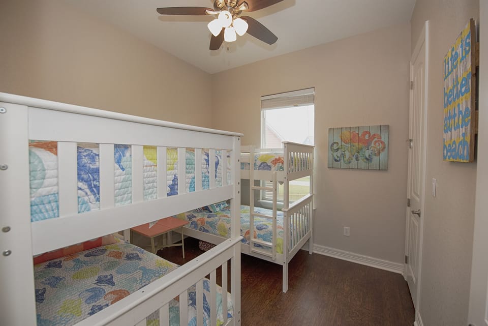 2 sets of bunk beds ensure plenty of fun and rest for the kids after the beach! 