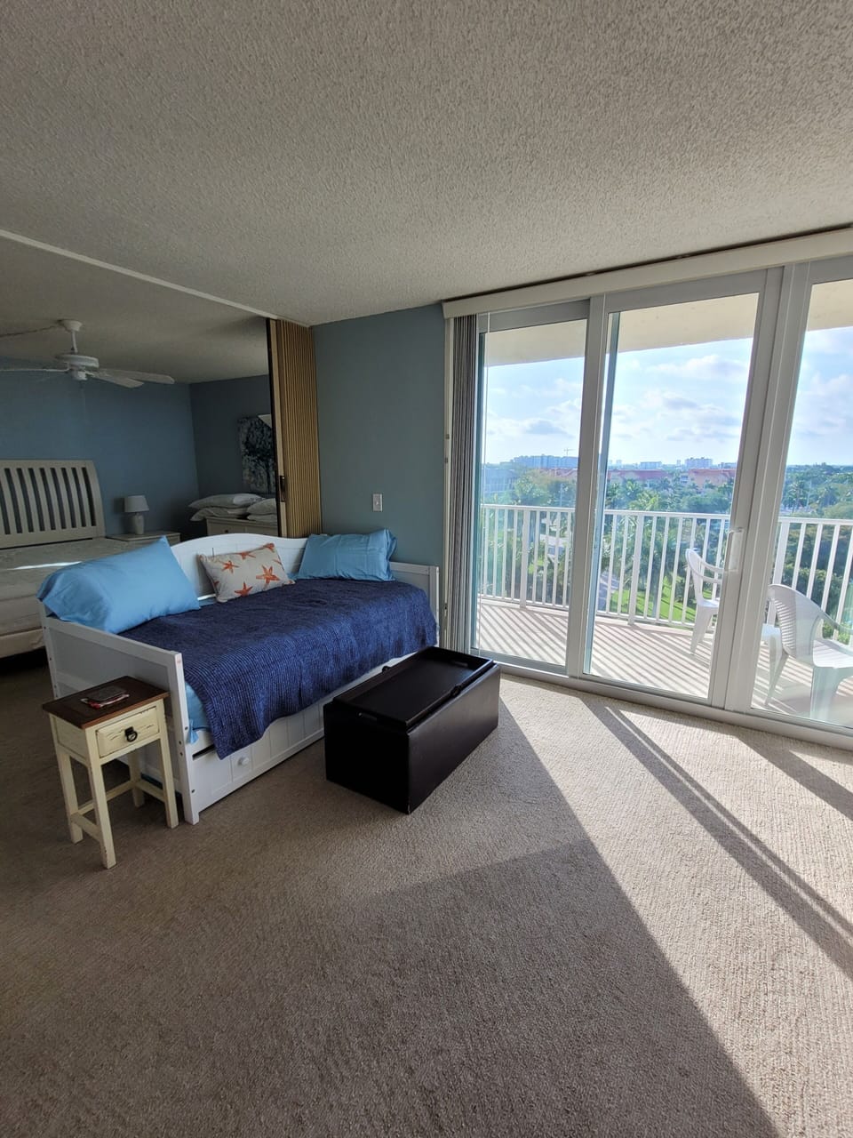 Day bed with trundle