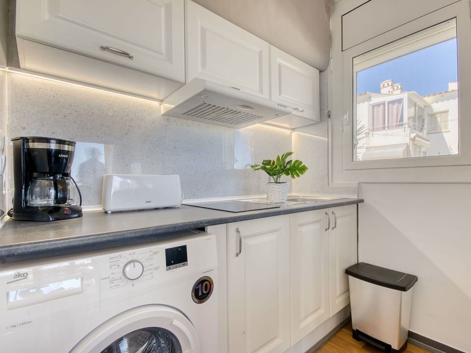 Washing Machine, Major Appliance, Kitchen Appliance, Interior Design, Countertop, Home Appliance, Kitchen, Flooring, Laundry Room, Cabinetry