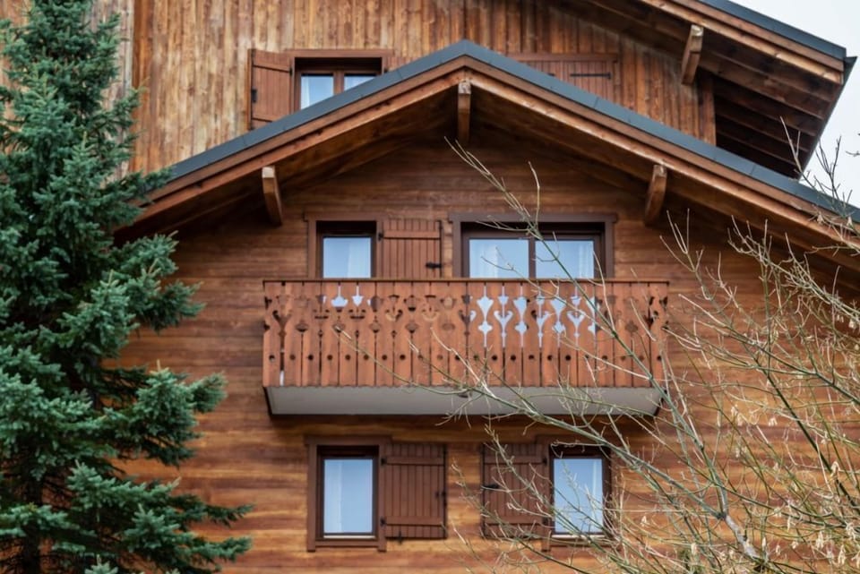 EXTERIOR BALCONY