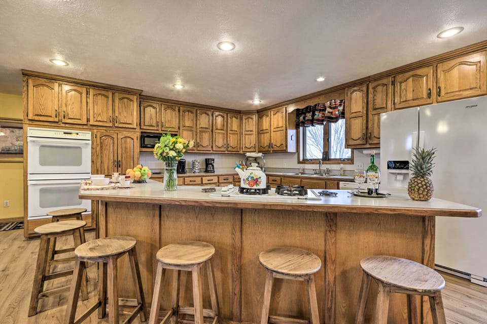 Kitchen | 6-Person Breakfast Bar