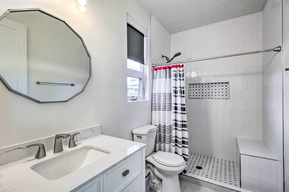 Full Bathroom | Towels Provided