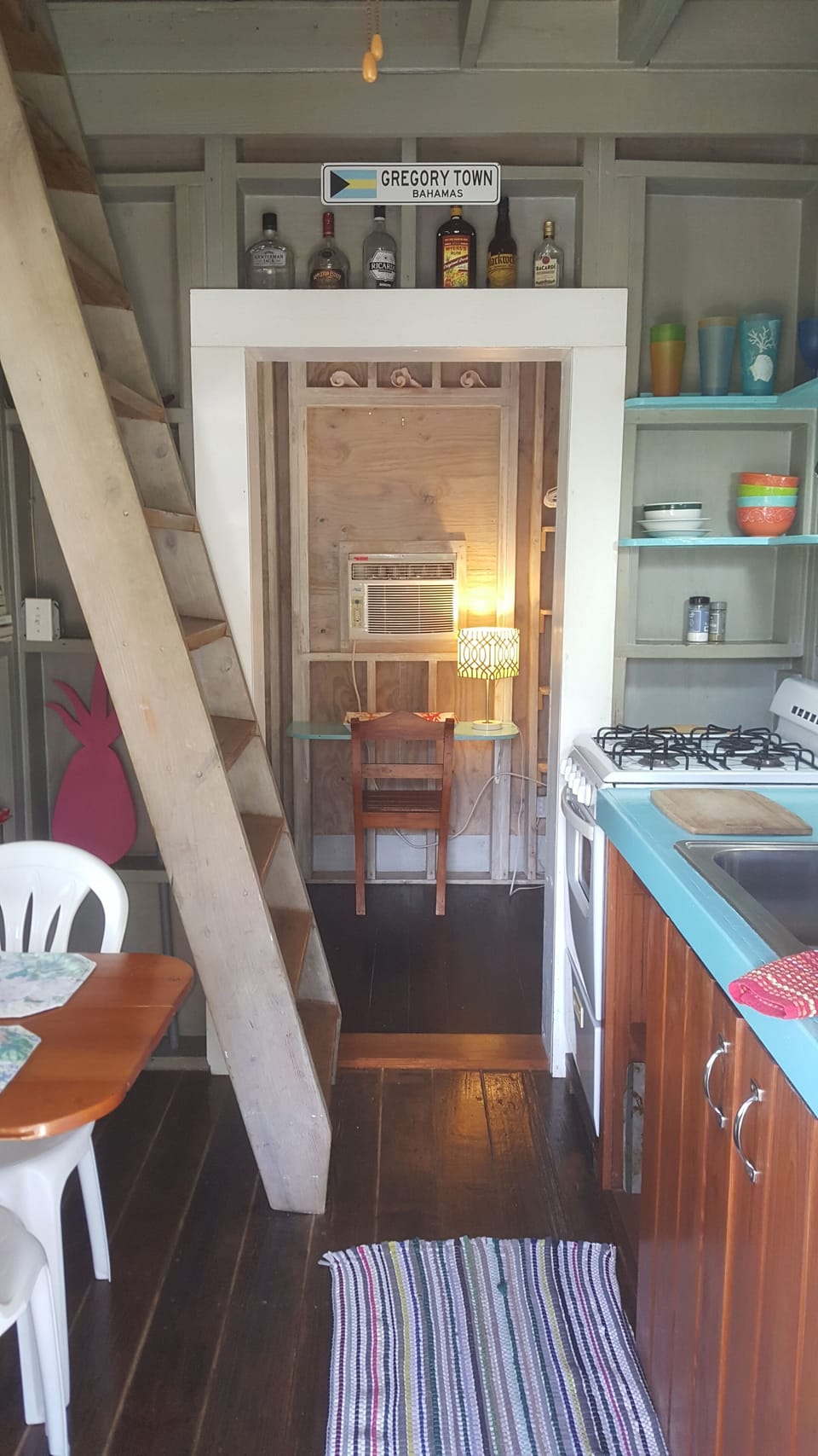 kitchen w/  fridge/freezer, gas stove&oven, microwave, coffee maker, blender