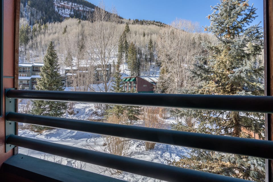 4.2-telluride-vacation-rental-ice-house-305-balcony-2
