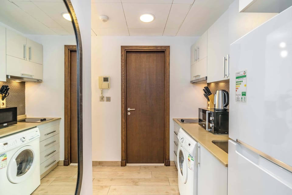 Entrance & kitchen