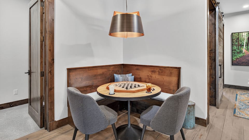 Breakfast Nook, Mid-Level