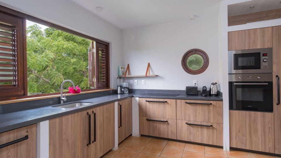 Full modern kitchen.