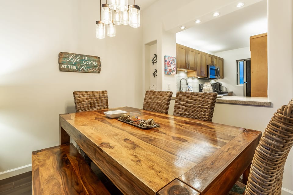 Dinning area seats 6