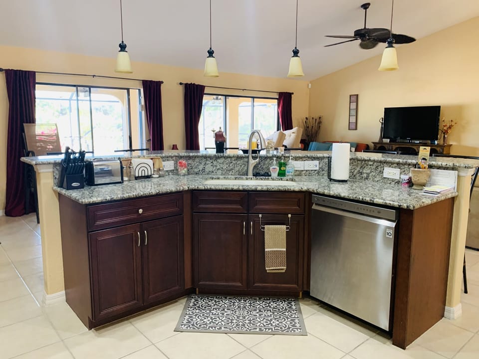 Kitchen Island overlooks Family Room & Pool-Lanai