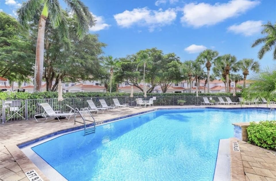 Meet new neighbors at the sunny Arielle pool. 
