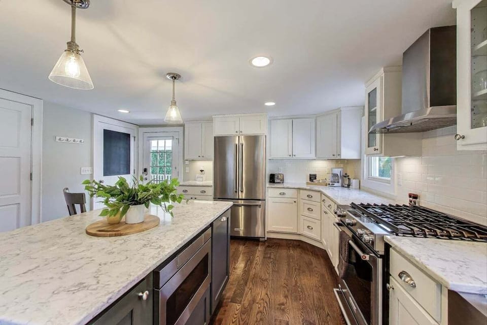 Modern Kitchen with Gas Range