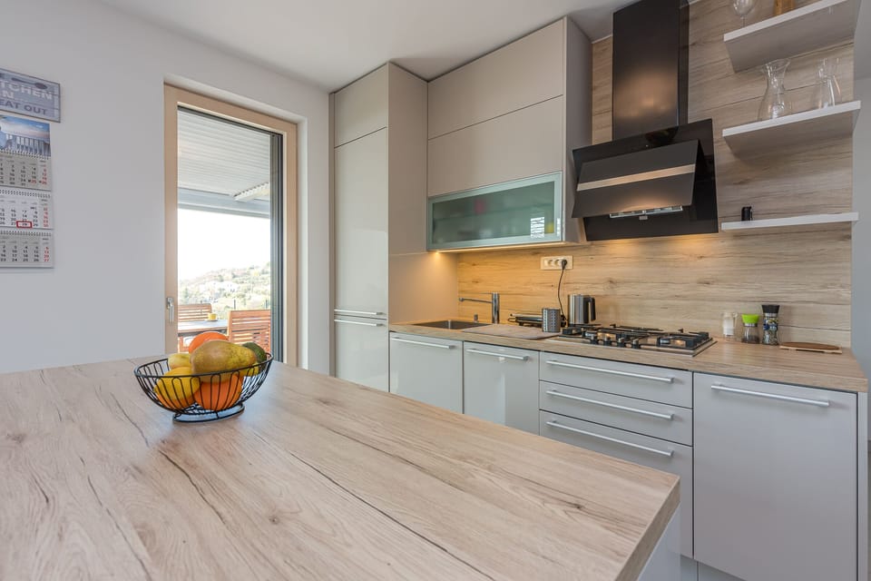 Kitchen island with breakfast bar and kitchen area