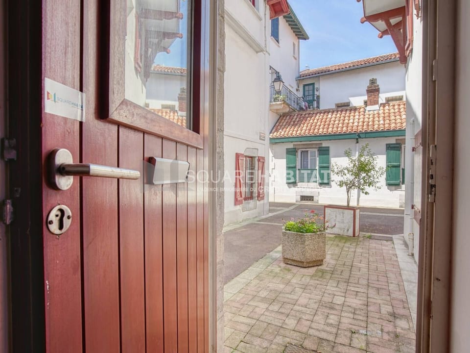 Downtown Apartment Near Beach - Modern Decor, Family-Friendly Apartment in Ciboure