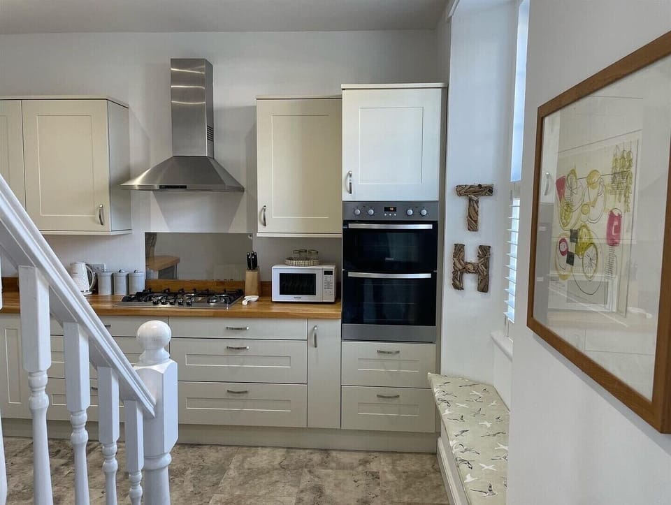 Kitchen with window seat 