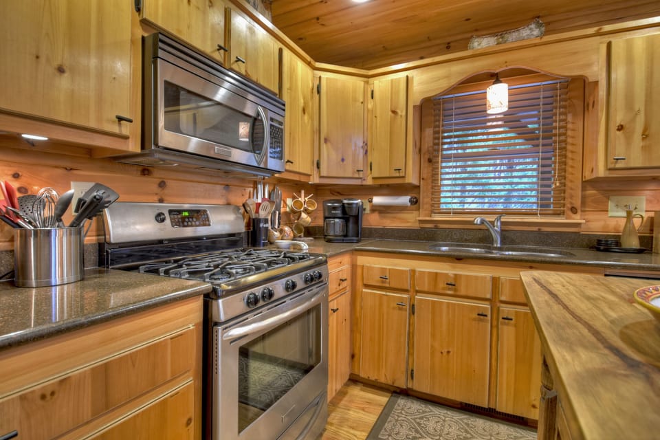 The gas cooktop and oven are perfect for whipping up a home cooked meal.