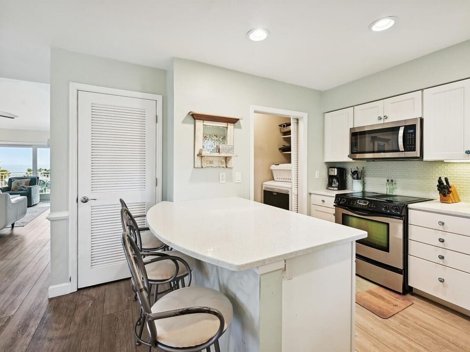 Kitchen at 506 Shorewood