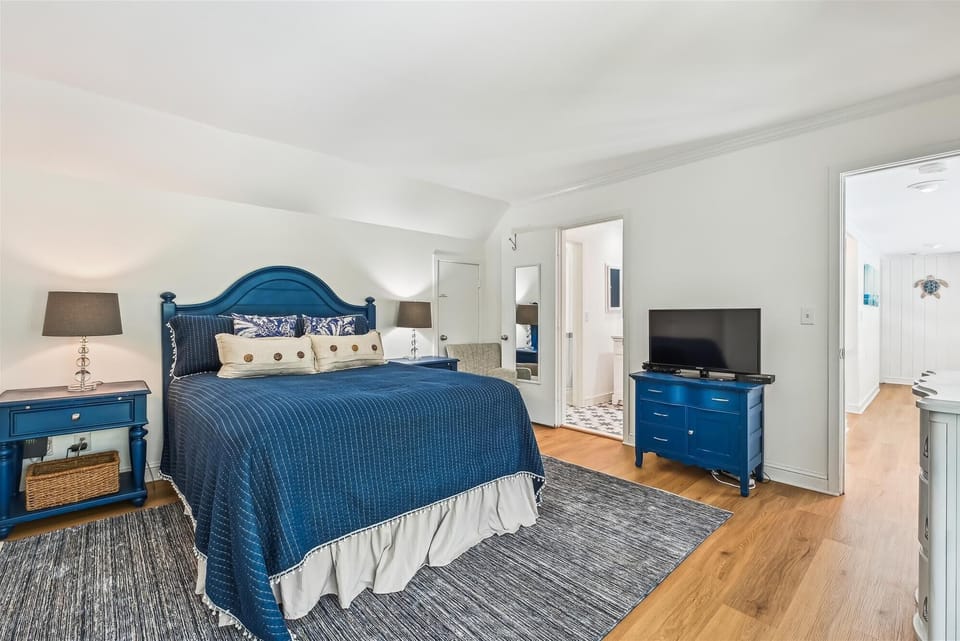 Queen Guest Room at 20 Red Maple