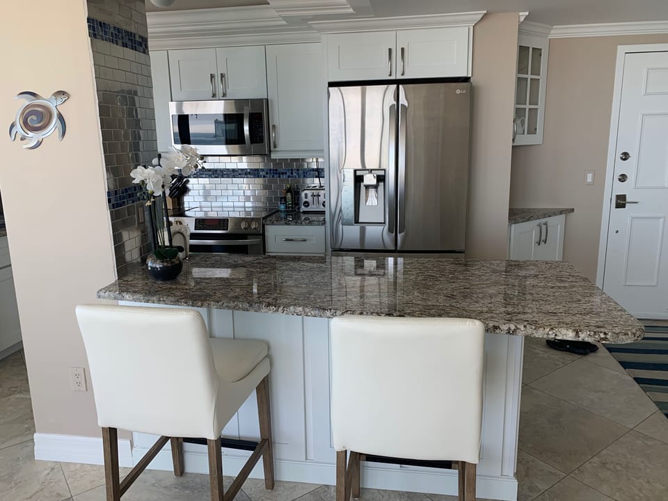 Fully applianced modern Kitchen with all the amenities for cooking /entertaining