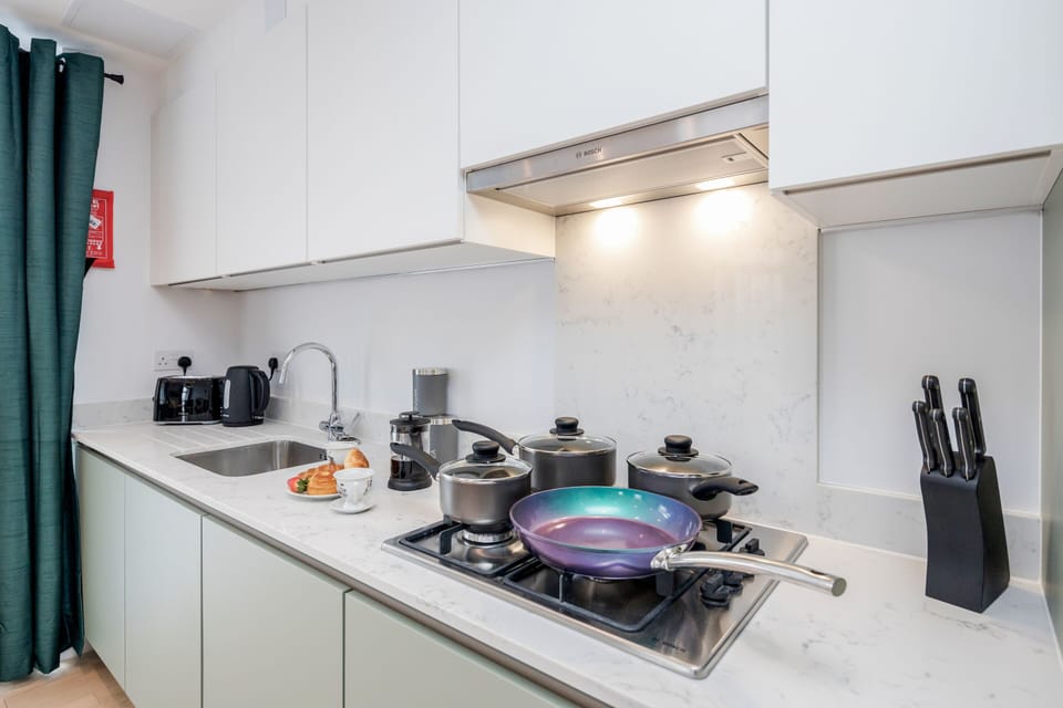Fully equipped kitchen Inbuilt Oven, Microwave, dishwasher and Hob
