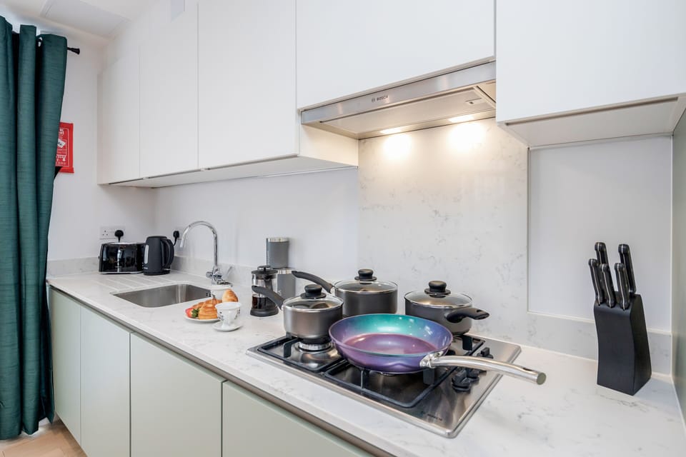 Fully equipped kitchen Inbuilt Oven, Microwave, dishwasher and Hob