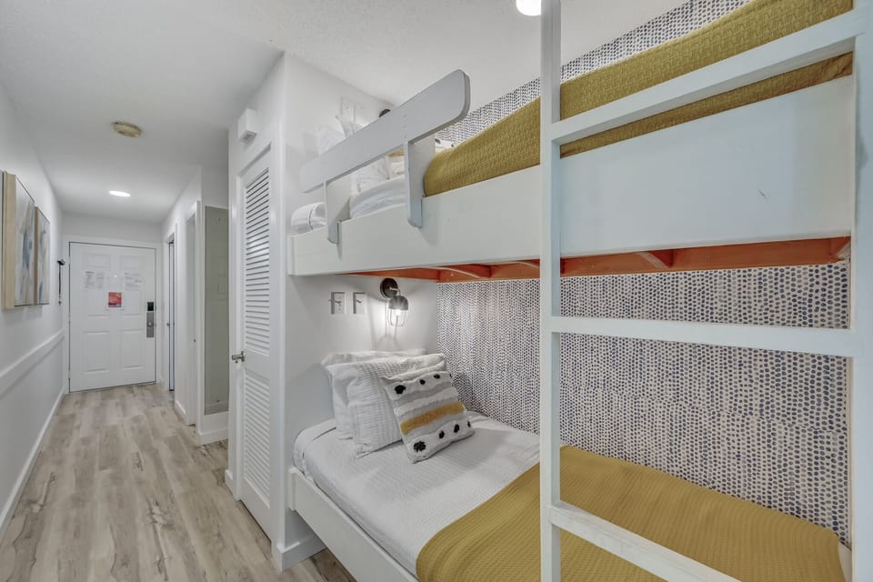 Stylish built in hallway, bunks featuring ultra-comfortable memory foam mattresses. Each bunk has its own reading light, the perfect cozy nook for a bedtime story and a restful night's sleep!
