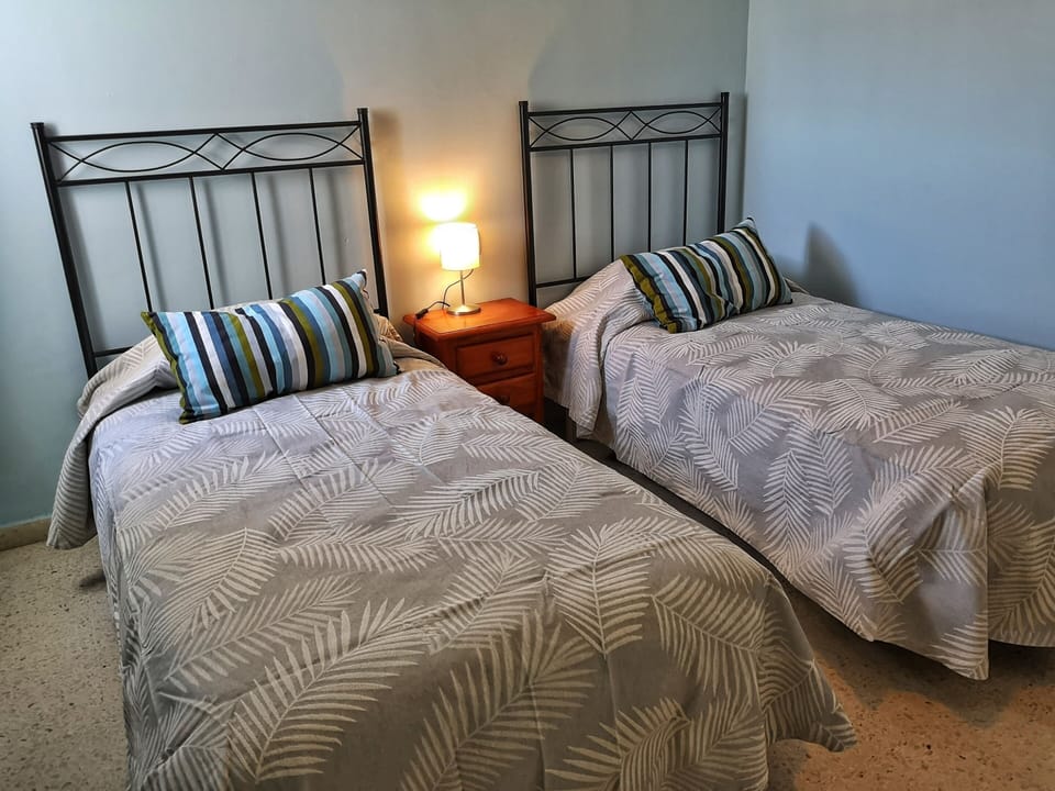 Bedroom with 2 single bedrooms