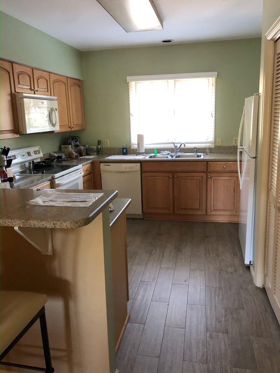 Kitchen equipped with a fridge, dishwasher, stove, oven and utensils