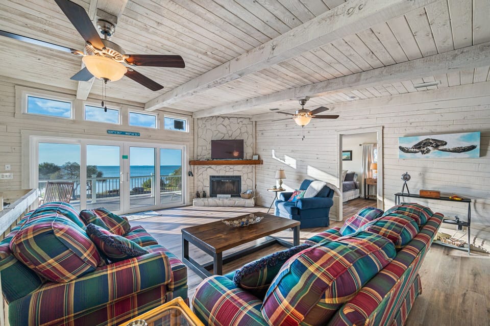 Waterfront living room with sunset views & SmartTV. Relax after a beach day!