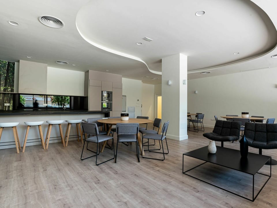 Table, Furniture, Property, Plant, Building, Interior Design, Flooring, Floor, Hall, Chair