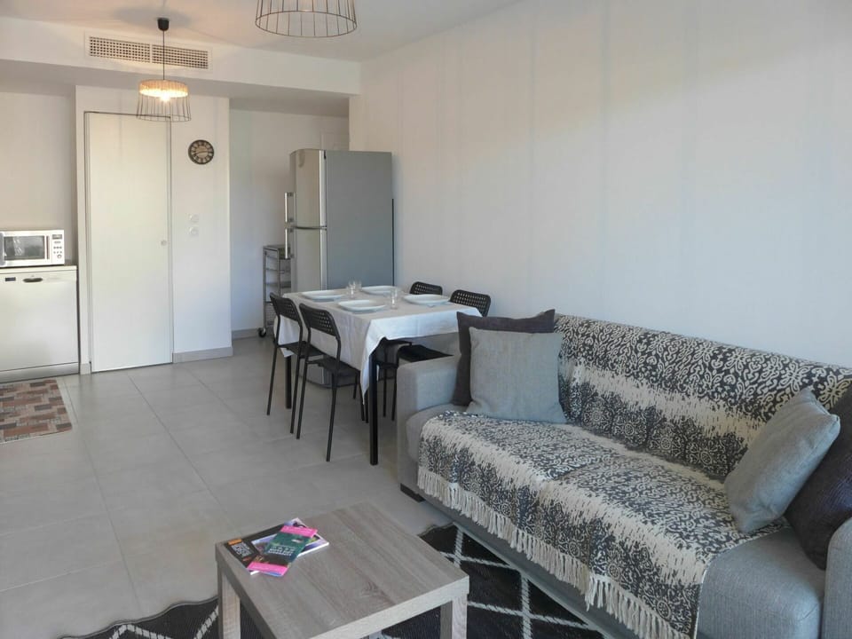 Table, Property, Furniture, Couch, Building, Comfort, Lighting, Interior Design, Architecture, House