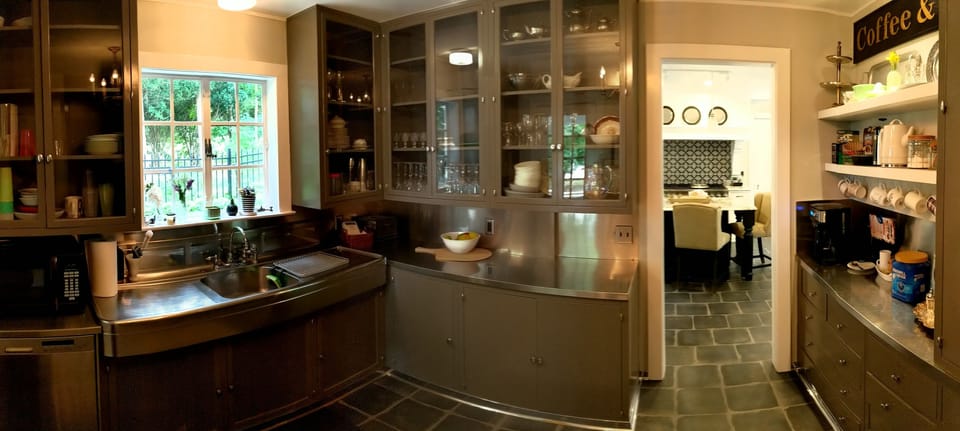 Butler Pantry: coffee maker, electric kettle and acces to dining & 2nd stairway