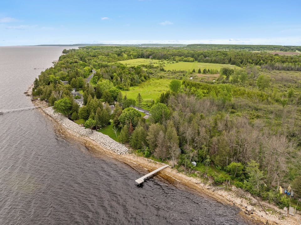 185' of shoreline - this location will not disappoint