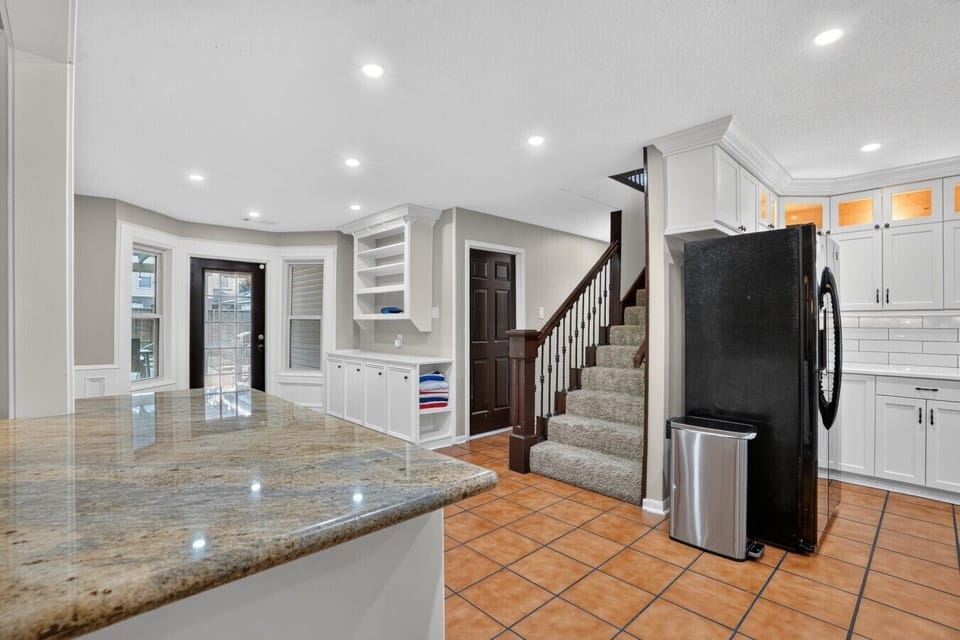 19_24215_Royalwick_Dr-Kitchen-9660