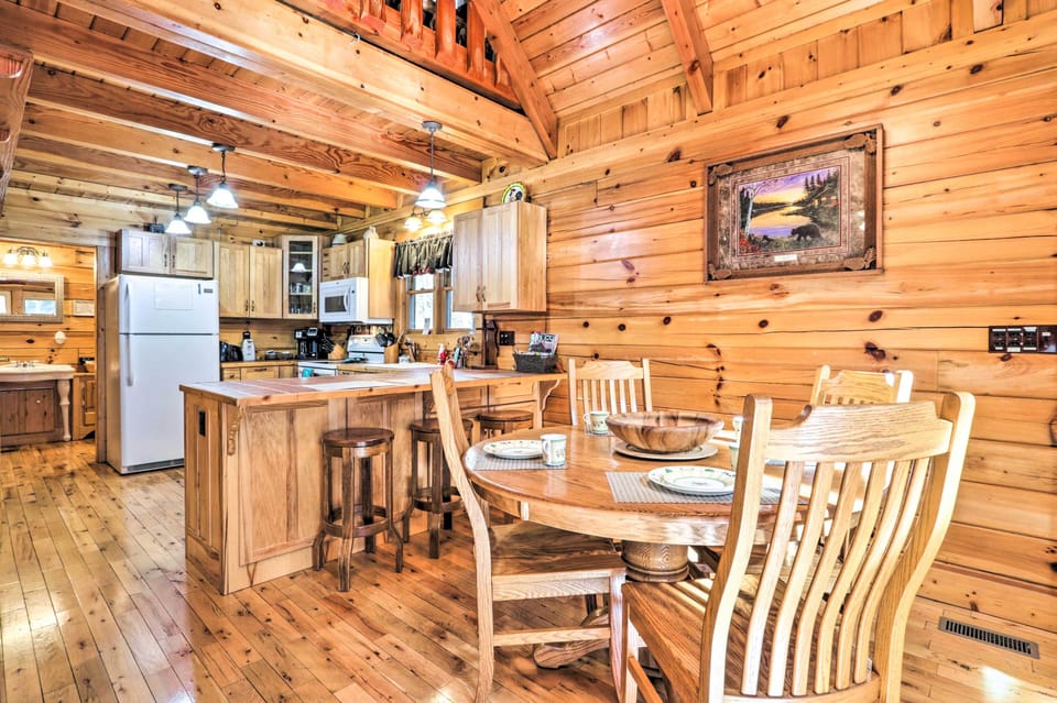 Dining Area | Dishware/Flatware Provided